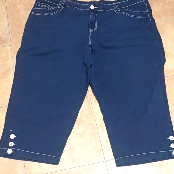 Basic Editions Capris - Picture 9 of 11